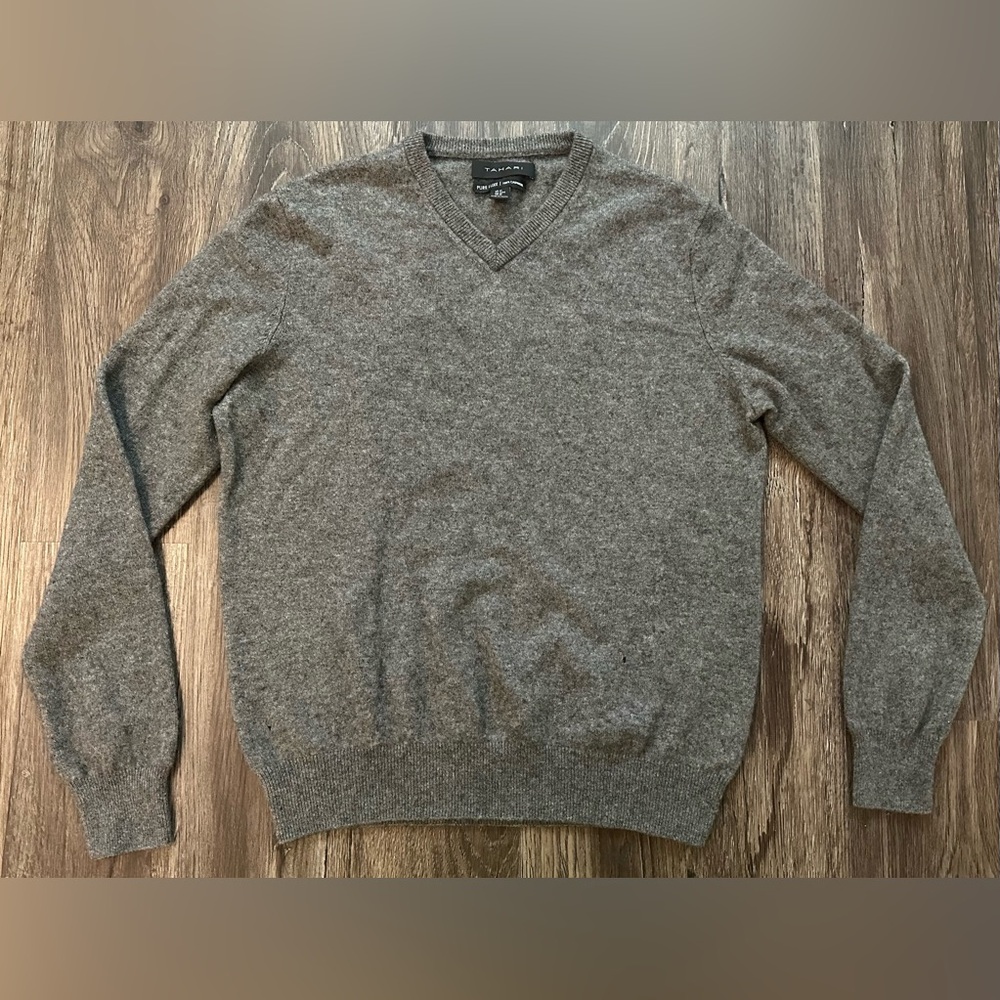 Women’s Tahari Pure Luxe Grey V-Neck 100% Cashmere Sweater- Size Medium